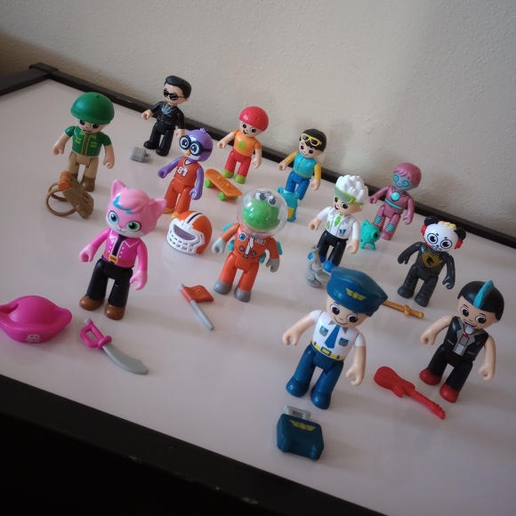 Ryan's World Deluxe Action Figures complete & collector's guide - Picture 1 of 8